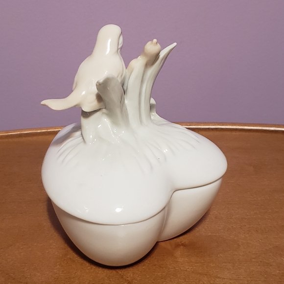 Bird and Cattail Trinket Dish Porcelain Heart Shaped Lidded - Picture 3 of 6